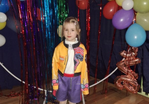 Dzieci podczas balu karnawałowego