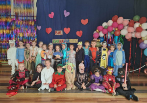 Dzieci podczas balu karnawałowego