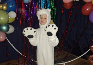 Dzieci podczas balu karnawałowego