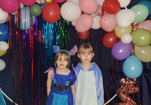 Dzieci podczas balu karnawałowego