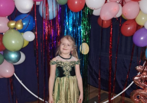 Dzieci podczas balu karnawałowego