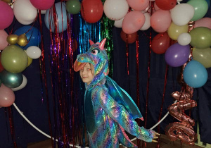 Dzieci podczas balu karnawałowego