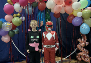 Dzieci w strojach karnawałowych