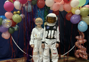 Dzieci w strojach karnawałowych