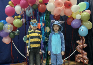 Dzieci w strojach karnawałowych