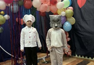 Dzieci w strojach karnawałowych