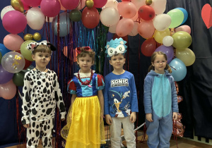 Dzieci w strojach karnawałowych