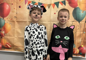 Dzieci w strojach karnawałowych