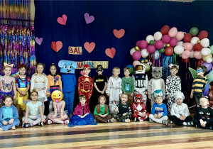 Dzieci w strojach karnawałowych