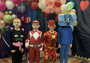 Dzieci w strojach karnawałowych