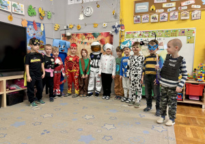 Dzieci w strojach karnawałowych