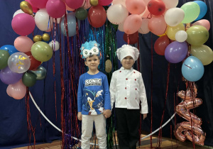 Dzieci w strojach karnawałowych