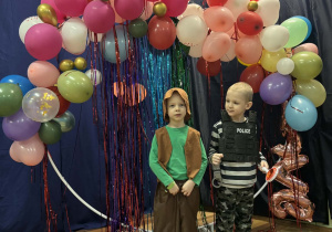 Dzieci w strojach karnawałowych