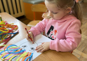 Dzieci podczas zajęć plastycznych