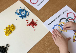 Dzieci podczas zajęć plastycznych