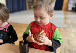 Dzieci jedzące pączki
