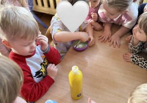 Dzieci podczas zajęć plastycznych