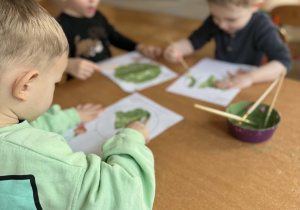 Dzieci podczas zajęć plastycznych