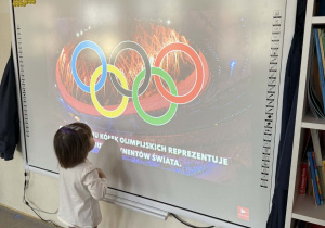 Dzieci podczas zajęć z tablicą multimedialną