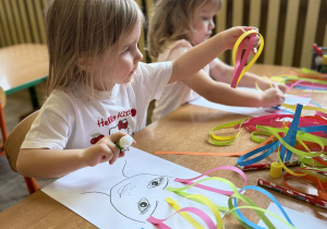 Dzieci podczas zajęć plastycznych