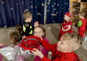 Dzieci podczas balu karnawałowego