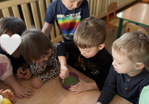 Dzieci podczas zajęć plastycznych