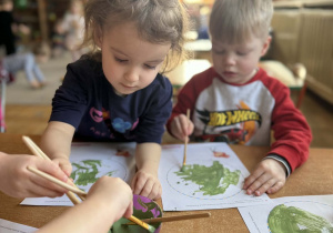 Dzieci podczas zajęć plastycznych