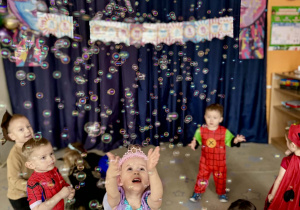 Dzieci podczas balu karnawałowego