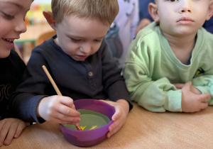 Dzieci podczas zajęć plastycznych