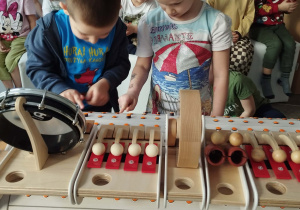 Dzieci komponują melodię na urządzeniu Musicon