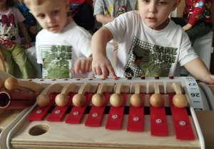 Dzieci komponują melodię na urządzeniu Musicon