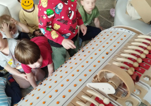 Dzieci komponują melodię na urządzeniu Musicon