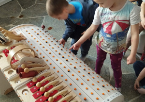 Dzieci komponują melodię na urządzeniu Musicon