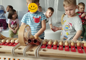 Dzieci komponują melodię na urządzeniu Musicon