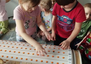 Dzieci komponują melodię na urządzeniu Musicon