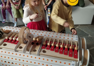 Dzieci komponują melodię na urządzeniu Musicon