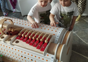 Dzieci komponują melodię na urządzeniu Musicon