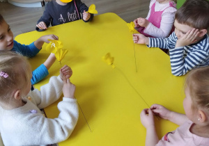 Dzieci z grupy Tygryski podczas warsztatów wiosennych