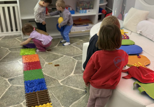 Dzieci z grupy Nutki w Sali Doświadczania Świata