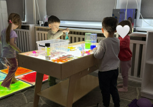 Dzieci z grupy Nutki w Sali Doświadczania Świata