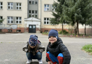 Dzieci na placu zabaw