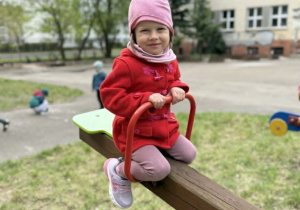 Dzieci na placu zabaw