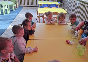 Dzieci z grupy Odkrywcy podczas eksperymentów z mąką i drożdżami