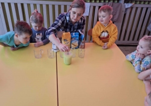 Dzieci z grupy Odkrywcy podczas eksperymentów z mąką i drożdżami