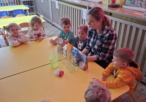 Dzieci z grupy Odkrywcy podczas eksperymentów z mąką i drożdżami