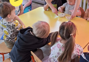 Dzieci podczas zajęć "Jak powstaje chleb?"