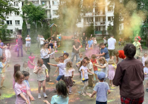 Dzieci podczas zabawy z proszkami holly