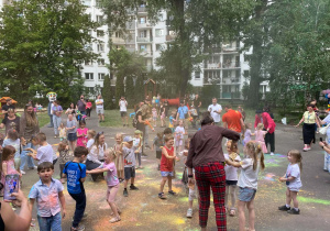 Dzieci podczas zabawy z proszkami holly