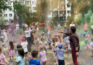 Dzieci podczas zabawy z proszkami holly