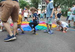 Wspólne zabawy dzieci przy muzyce